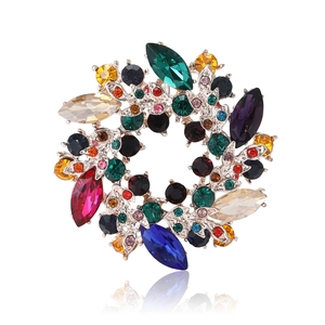 Élégante Broche Couronne en Alliage de Strass Colorés pour Femmes Bijoux de Luxe Épingle de Guirlande Florale pour Fête