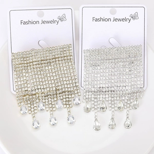 Détail de broches à pampilles dorées et argentées avec strass sur carte bijou