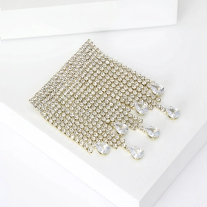 Vue détaillée d'une broche à franges de strass avec pendentifs en cristal poire