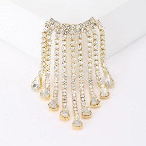 Détail d'une élégante broche à pompon dorée avec franges en cristal et pendentifs goutte