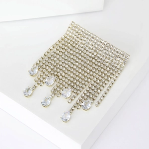 Broche élégante à franges dorées avec strass brillants et pendentifs en forme de goutte