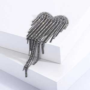 Broche élégante en forme de cœur avec pampilles en strass et fini métal poli