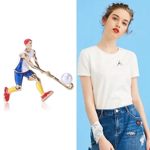 Broche créative de joueur de hockey en émail coloré avec une perle sur la crosse