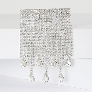 Détail macro de la broche en strass argentés avec pompons et pendentifs en cristal goutte