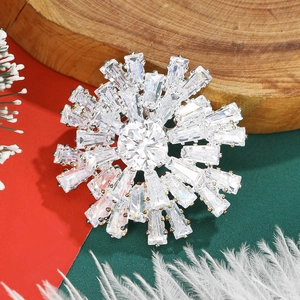 Broche flocon de neige élégante en zircone cubique sur un fond festif d'hiver