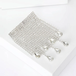 Broche à pampilles en strass étincelants avec gouttes de cristal sur fond de pierre blanche