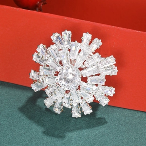 Broche flocon de neige étincelante avec cristaux argentés sur un coffret cadeau rouge