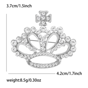 Vue détaillée de la broche couronne argentée avec dimensions 3,7 cm x 4,2 cm