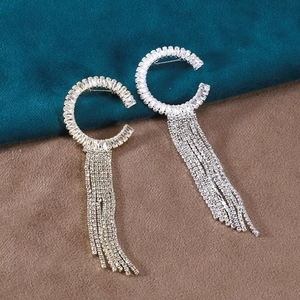 Luxueuse Broche Gland en Alliage Strass Lettre C Longue Broche en Forme de C pour Accessoires de Broche de Costume Élégant pour Femmes