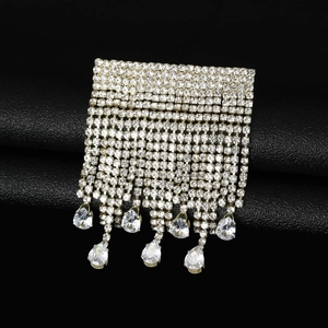 Détail d'une broche à franges en strass de cristal avec pierres en forme de larme sur cuir