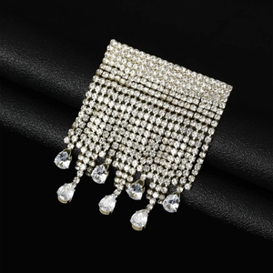 Détail d'une broche en strass argenté avec cinq franges de cristal scintillant sur cuir