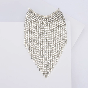 Elegante spilla con nappe di strass con lussuose catene argentate e cristalli scintillanti