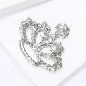 Vue détaillée du dos d'une broche couronne argentée avec fermoir de sécurité