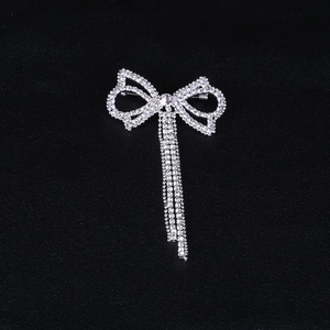 Elegante spilla a fiocco con strass e nappe luccicanti per accessori blazer da donna