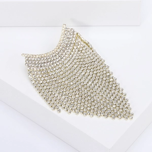 Dettaglio delle nappe di strass a cascata su un'elegante base in argento e oro