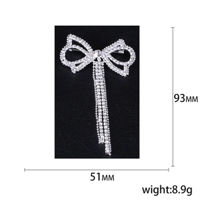 Spilla a fiocco con strass e nappe, misura 51x93mm per completi eleganti da donna