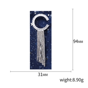 Élégante broche à pompons argentés avec design en C et cristaux, 94mm par 31mm