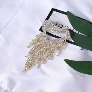 Broche luxueuse en forme de cœur avec pampilles en cristal et strass argentés étincelants