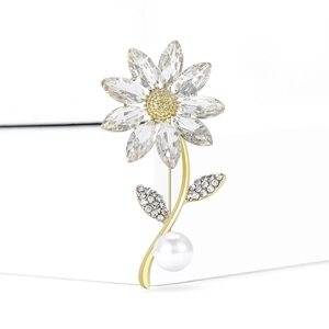 Elegant gold daisy flower brooch featuring sparkling rhinestones and a white pearl accent