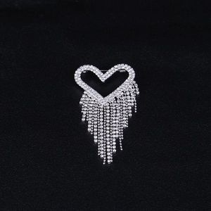 Broche élégante en forme de cœur argenté avec strass en cristal et pampilles à franges