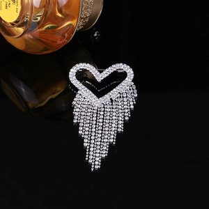 Broche cœur élégante avec de longues franges et strass blancs en alliage argenté