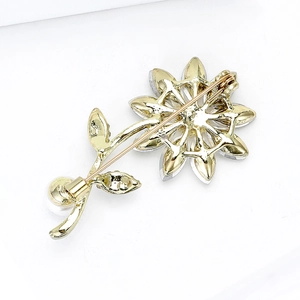 Daisy brooch in gold finish with sparkling rhinestones and a white pearl accent