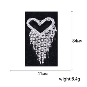 Broche cœur argentée scintillante avec glands en strass et dimensions précises