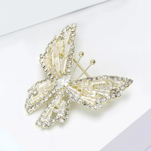 Détail d'une broche papillon élégante avec cristaux scintillants et finition dorée