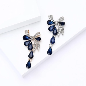 Boucles d'oreilles nœud en argent avec cristaux bleu foncé et design à pampilles chic
