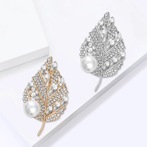 Élégante broche en forme de feuille dorée et argentée avec strass et perles blanches
