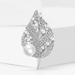 Élégante broche en forme de feuille argentée avec strass scintillants et perle blanche