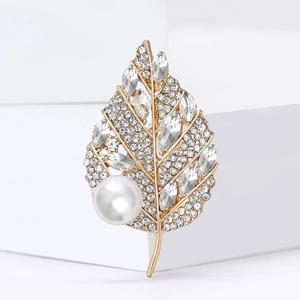 Broche élégante en feuille d'or avec perle blanche et strass brillants pour blazer