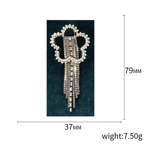 Broche étoile à pampilles en strass élégante de 79mm sur 37mm, pesant 7,50g
