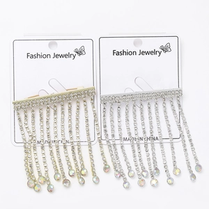 Dettaglio delle spille a nappa lunga con strass color oro e argento e cristalli