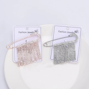 Spille da balia con nappe di strass in oro rosa e argento su scheda di presentazione