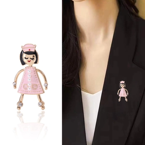 Broche infirmière dessin animé en émail rose, perles blanches et cristaux sur base dorée