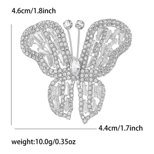 Vista macro delle dimensioni 4,6cm x 4,4cm di una spilla a farfalla con strass lucidi