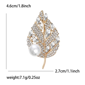 Élégante broche feuille dorée avec strass et perle blanche pour manteau ou revers