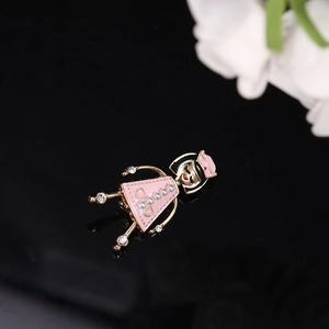 Détail de la broche en émail rose avec perles blanches et zircons sur métal doré
