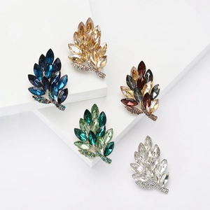 Elegant Alloy Leaf Brooch For Women High Grade Shiny Rhinestone Plant Shaped Pin Fashion Clothing Accessories Jewelry Gift