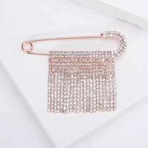 Spilla da balia in oro rosa con nappe di strass brillanti per maglioni e blazer