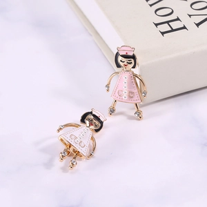 Broches infirmière cartoon avec émail, perles et strass sur base en alliage doré chic