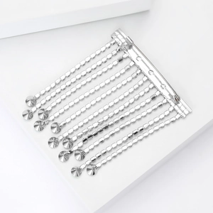 Dettaglio della spilla a nappa argento con catene di strass e paillettes lucide