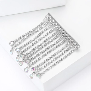 Dettaglio della spilla con nappe d'argento e strass di cristallo scintillanti ed eleganti