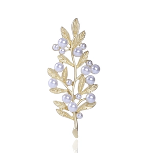 Vintage Elegant Matte Gold Alloy Leaf Shape Brooch With White Imitation Artificial Pearls For Women Suit Overcoat Accessories Jewelry