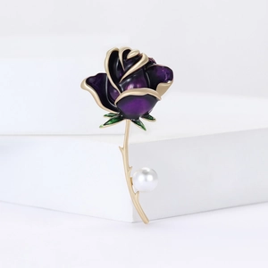 Elegante spilla a rosa in smalto viola con stelo dorato e perla bianca decorativa
