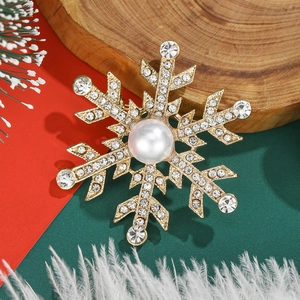Broche flocon de neige dorée élégante avec perle blanche et strass pour costumes