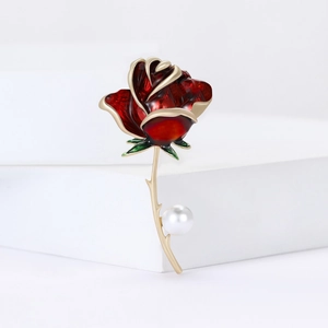 Elegante spilla a rosa con petali in smalto rosso, stelo dorato e perla bianca su base