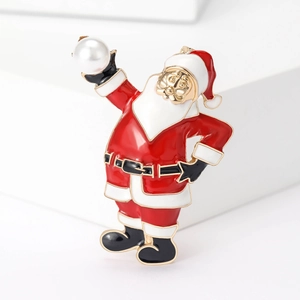 Détail de la broche Père Noël avec finition en émail et un grand accent de perle blanche