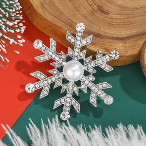 Broche flocon de neige élégante avec perle et cristaux sur fond de fête festif